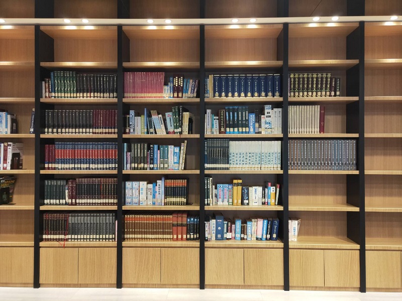 仁德醫專圖書館參考書區